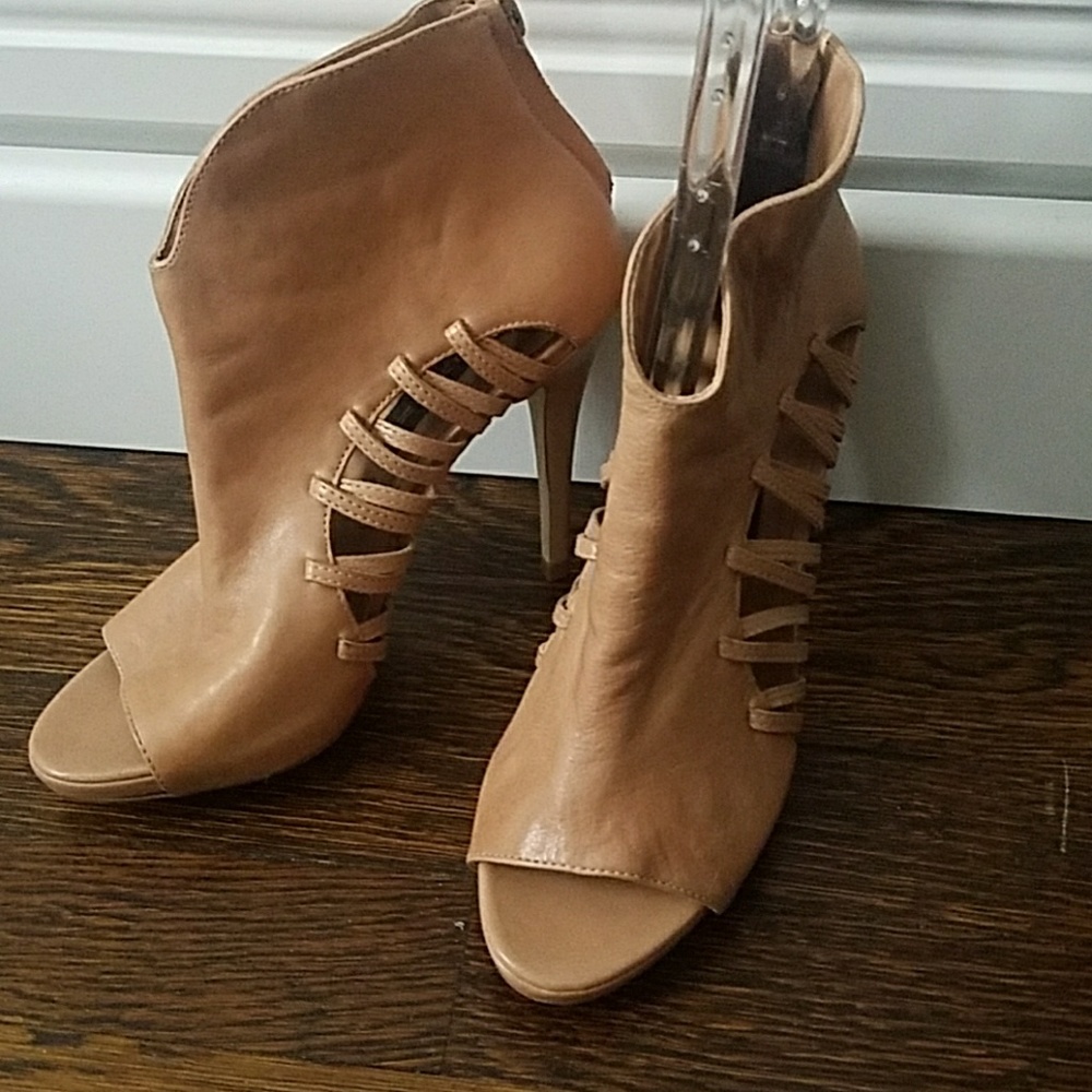 Steven Madden Nude Caged Sandals - size 5.5M